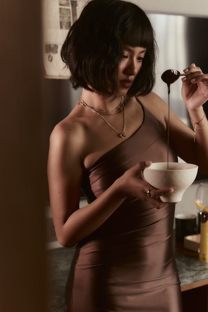 複膚/絲光 - 單邊細肩帶貼身仿膚洋裝 - 瑪雅可可