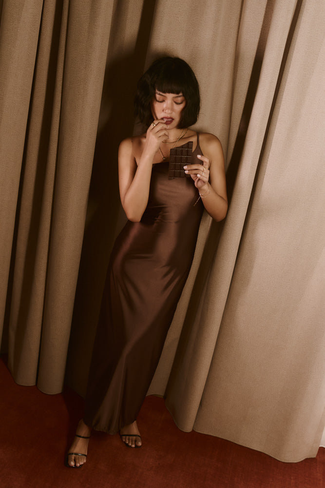 複膚/絲光 - 單邊細肩帶貼身仿膚洋裝 - 瑪雅可可