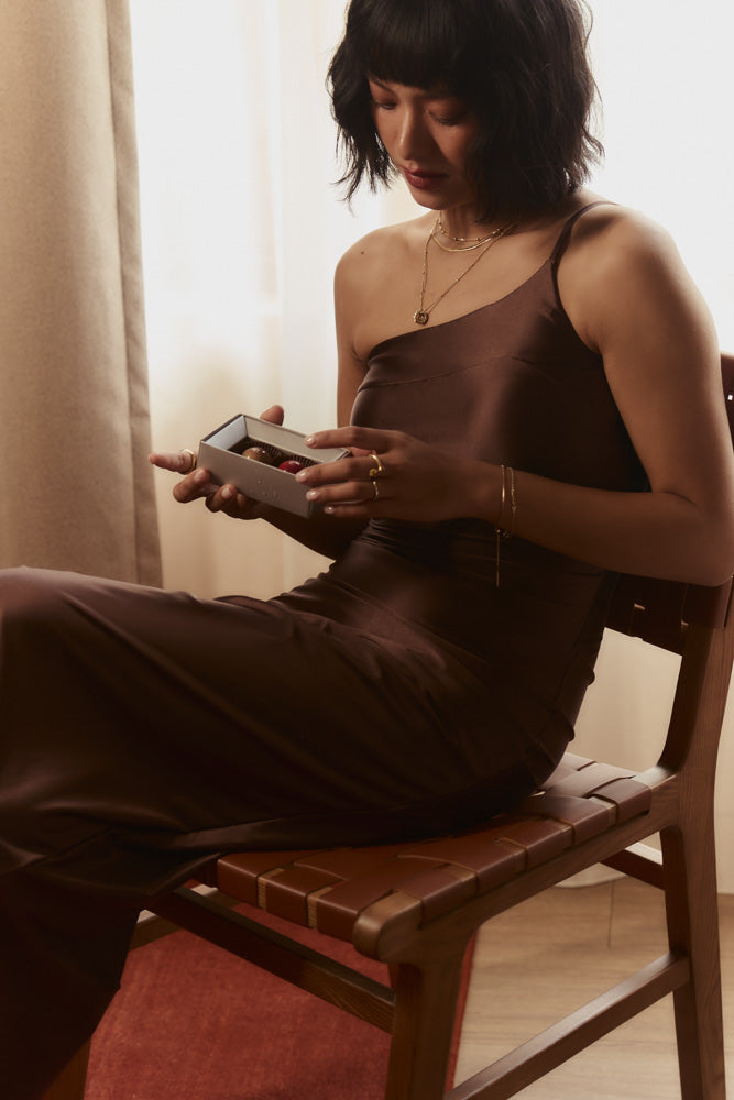 複膚/絲光 - 單邊細肩帶貼身仿膚洋裝 - 瑪雅可可