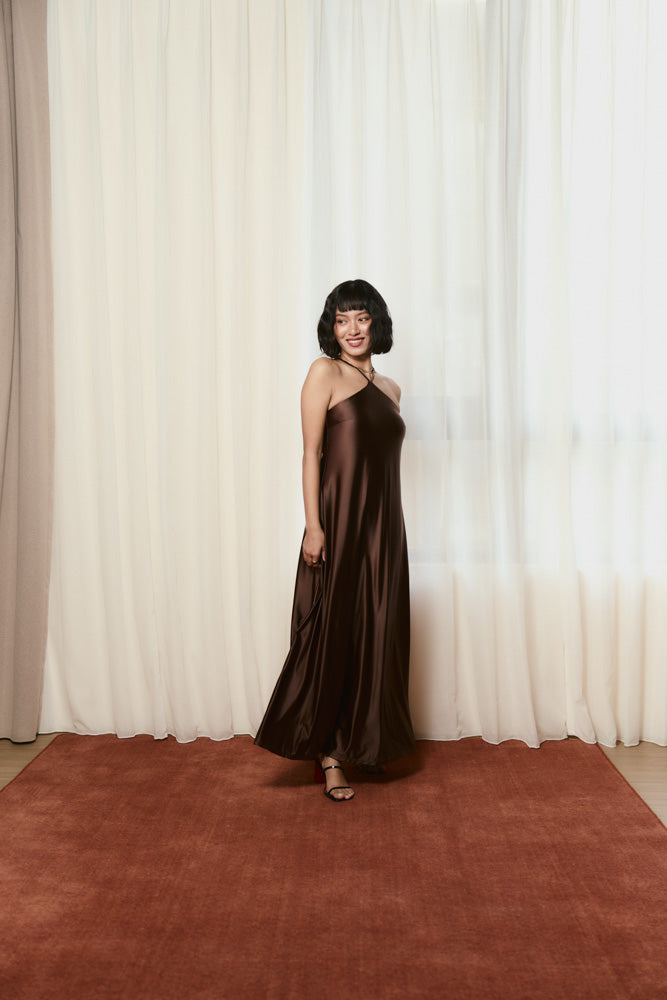 複膚/絲光 - X領線附墊長洋裝 - 瑪雅可可