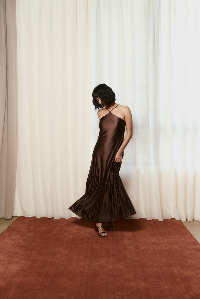 複膚/絲光 - X領線附墊長洋裝 - 瑪雅可可