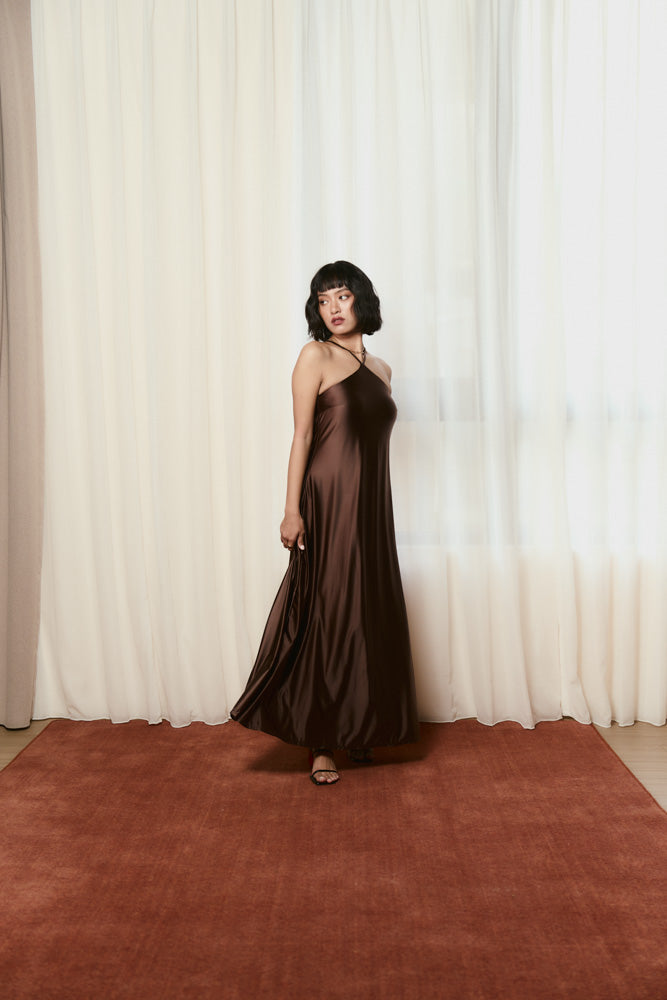 複膚/絲光 - X領線附墊長洋裝 - 瑪雅可可