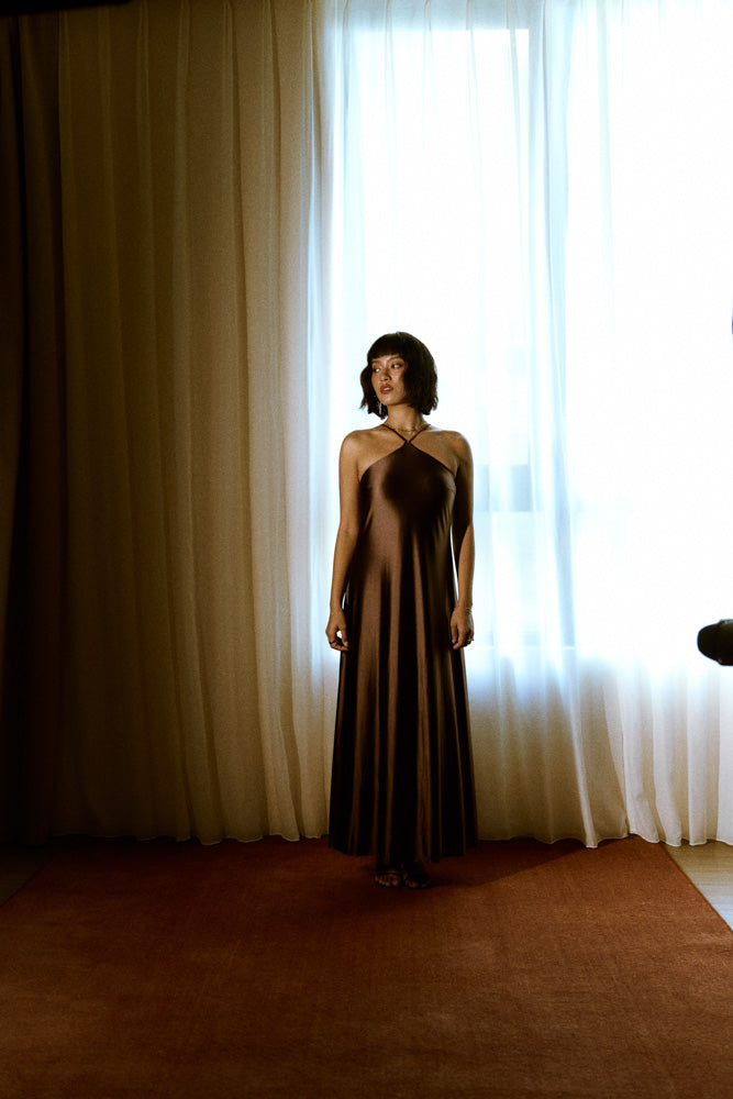 複膚/絲光 - X領線附墊長洋裝 - 瑪雅可可