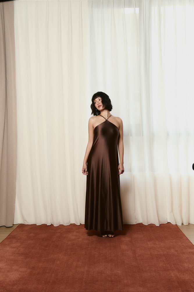 複膚/絲光 - X領線附墊長洋裝 - 瑪雅可可