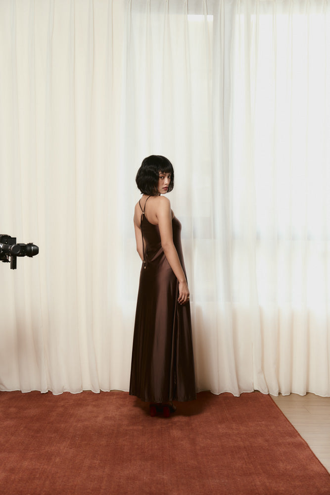 複膚/絲光 - X領線附墊長洋裝 - 瑪雅可可