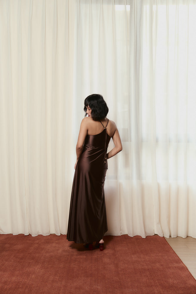 複膚/絲光 - X領線附墊長洋裝 - 瑪雅可可