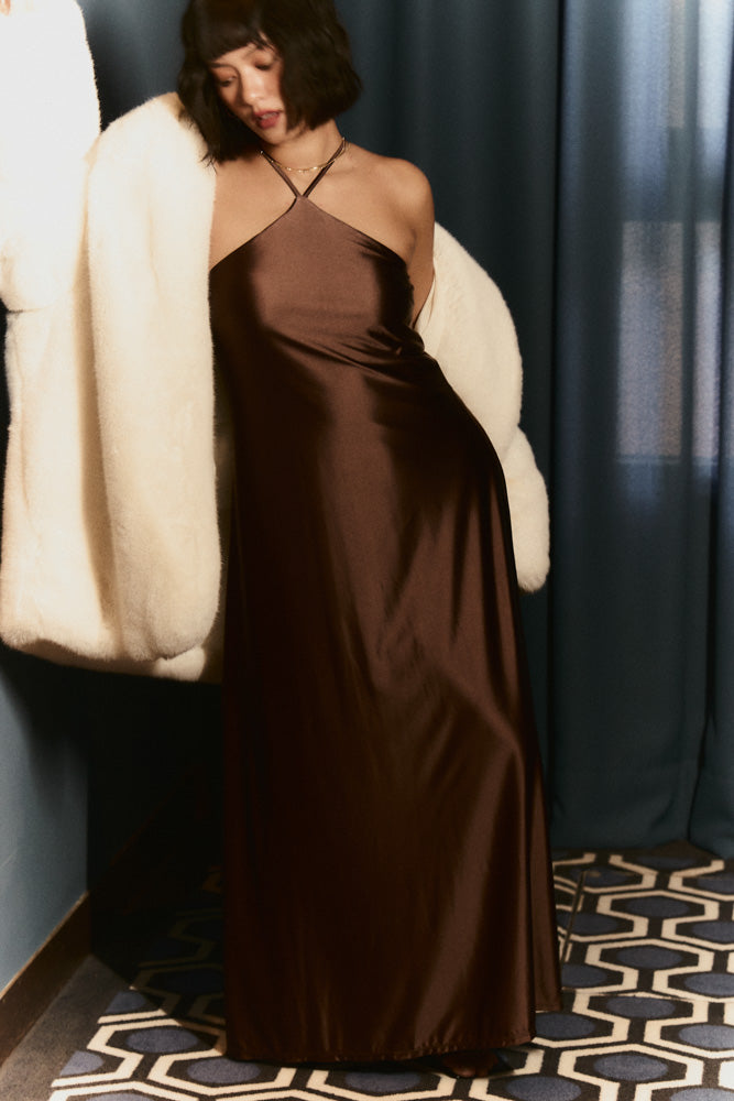 複膚/絲光 - X領線附墊長洋裝 - 瑪雅可可