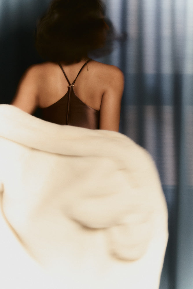 複膚/絲光 - X領線附墊長洋裝 - 瑪雅可可