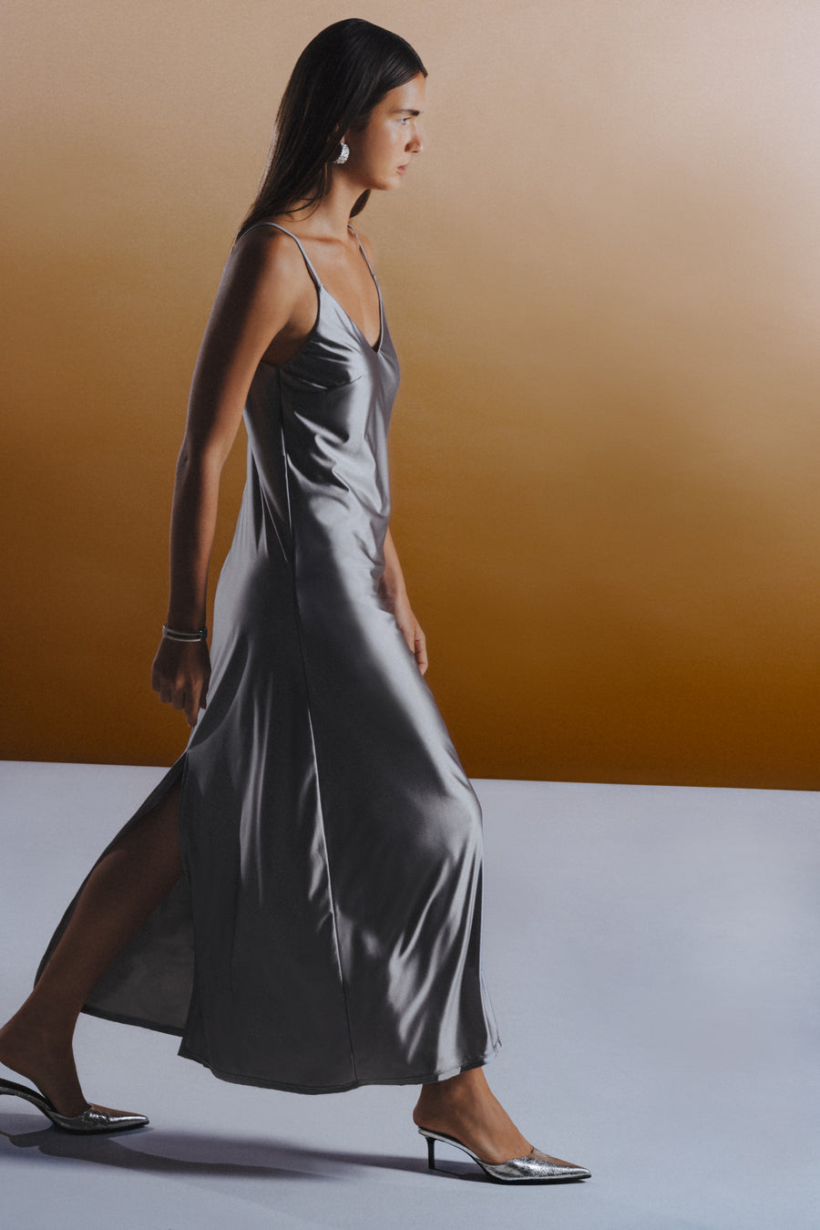 複膚|絲光 -V領側高附墊長洋裝 - 星塵銀