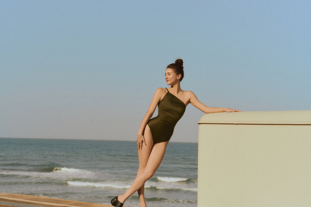 Christina x HÁI 複膚/珠光 | 單肩扭結連身泳裝 - 玉翡綠