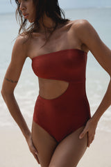 複膚/珠光 ~ 平口挖洞連身泳衣 - 榴石紅