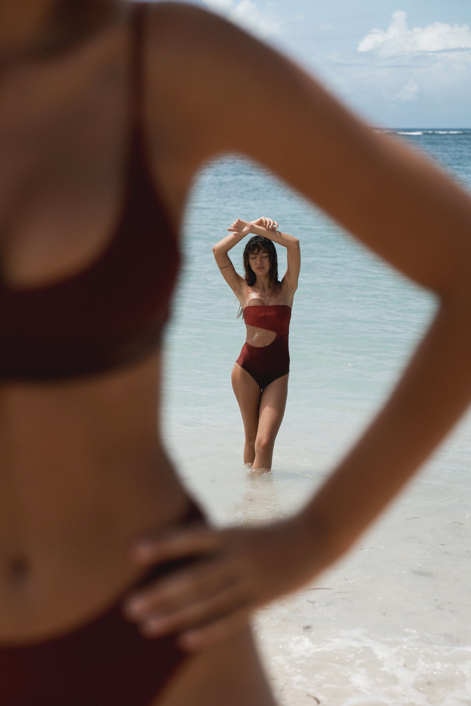 複膚/珠光 ~ 平口挖洞連身泳衣 - 榴石紅