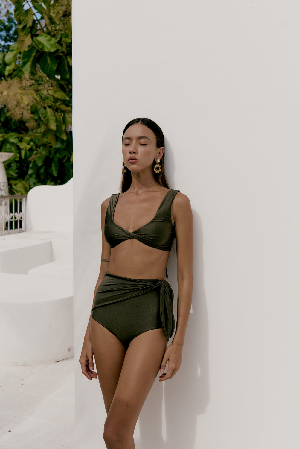 How to Choose a Swimsuit That Doesn't Accentuate Side Boob? 5 Flattering Styles That Create a Slimmer Look
