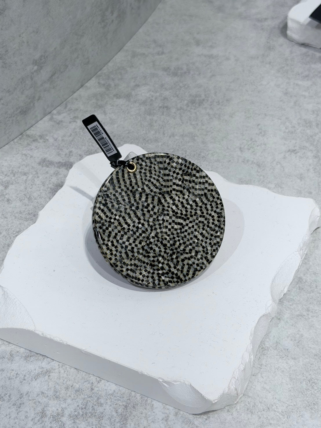 Halo by HAI | On-the-Go Twist Cap Mirror